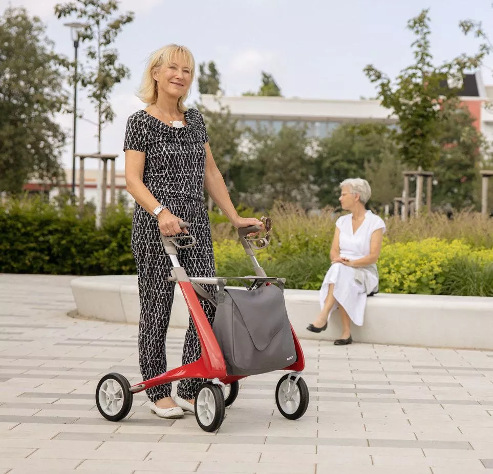 byACRE Carbon Ultralight Rollator – Frau mit rotem Rollator im Freien