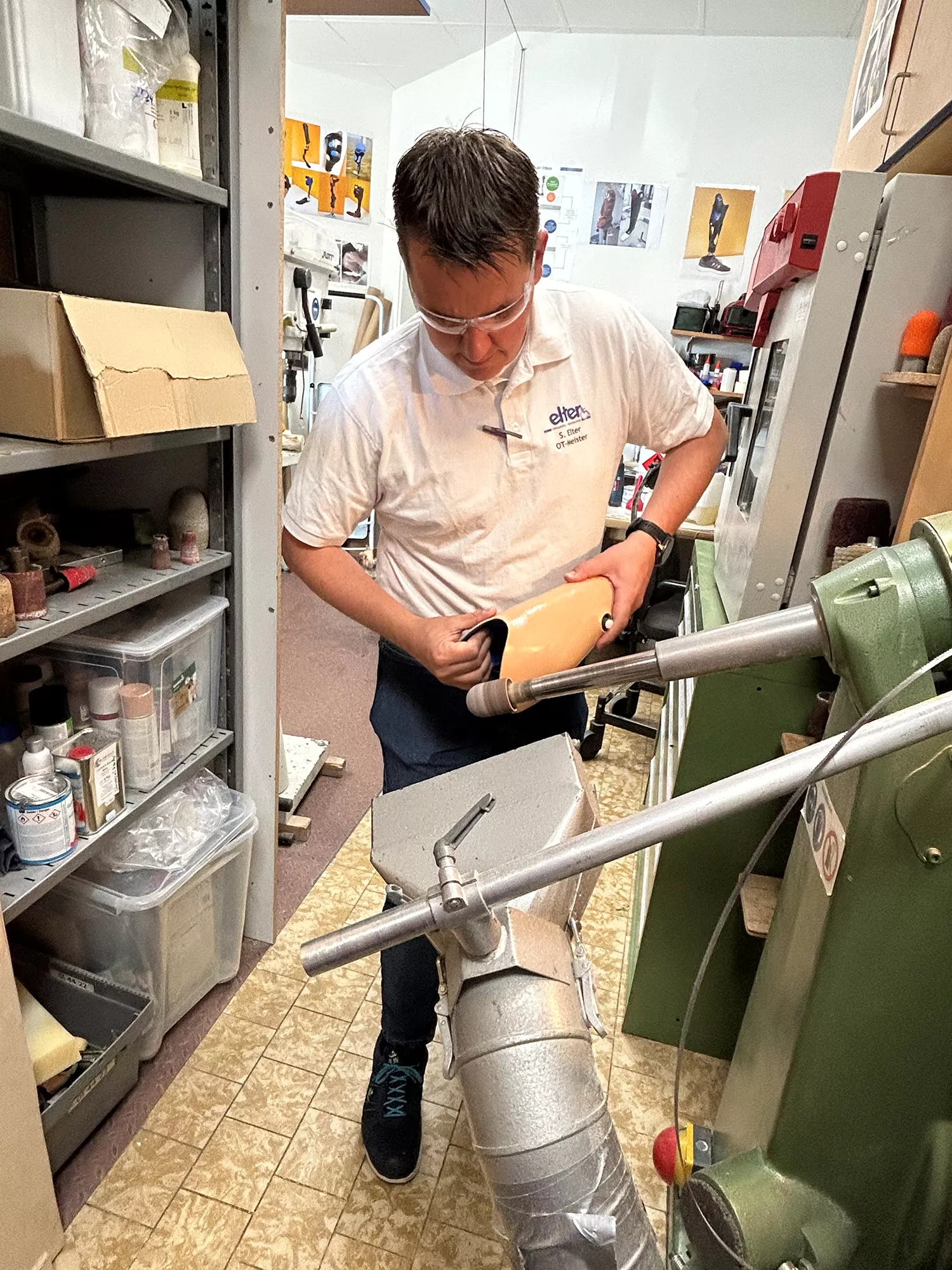 Orthopädietechniker bei der Arbeit in der eigenen Werkstatt