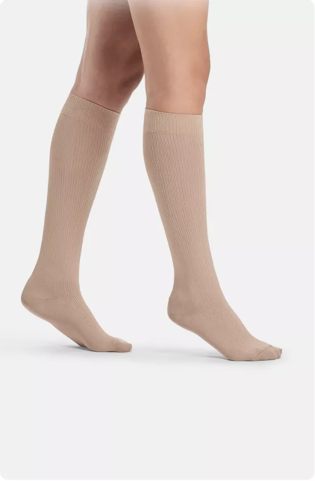 SIGVARIS Reisestrumpf – Kniestrumpf in Beige mit feiner Rippstruktur